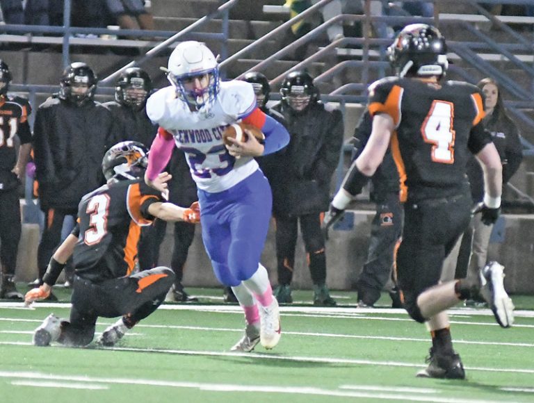 Glenwood City falls flat, loses regular season football finale to Elk