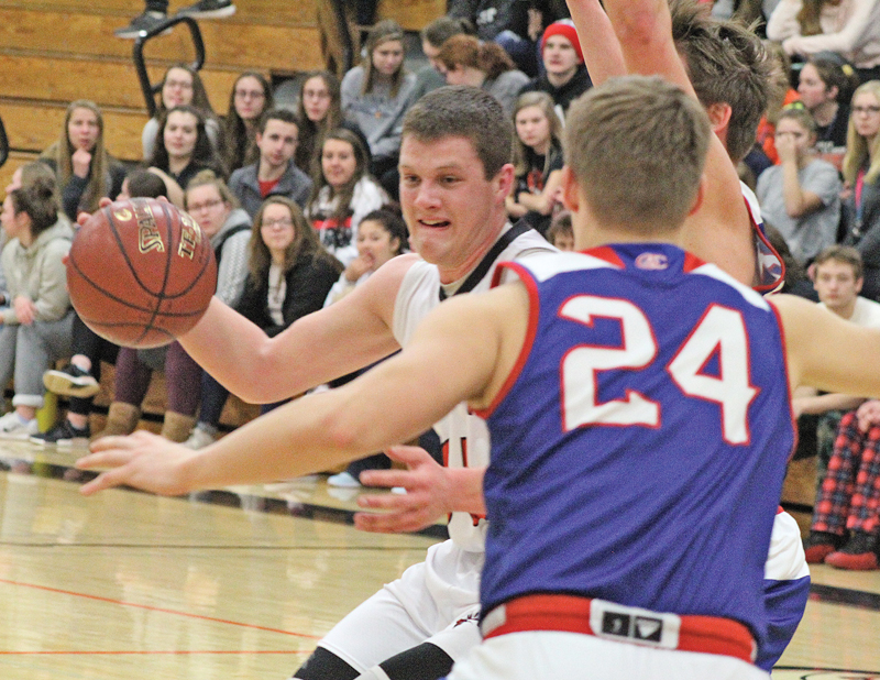 Elk Mound boys’ basketball squeezes out wins over SCC and GC The