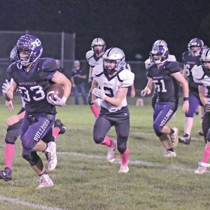 LONG RUN — The Bulldogs’ senior running back Tyler Dormanen (#33) broke free of the Elmwood/Plum City defense for a long gain in an October 1 home game at Evenson Field. Boyceville secured a 28-0 homecoming victory over visiting E/PC. Dormanen finished with 124 yards and a touchdown on only eight carries. —photo by Shawn DeWitt