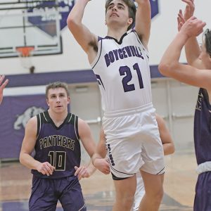 BULLDOG sophomore Peter Wheeldon (#21) put up this jump shot during the second half of Boyceville’s December 9 home contest versus Durand. Wheeldon finished with four points in the Bulldogs’ 82-38 loss. —photo by Shawn DeWitt