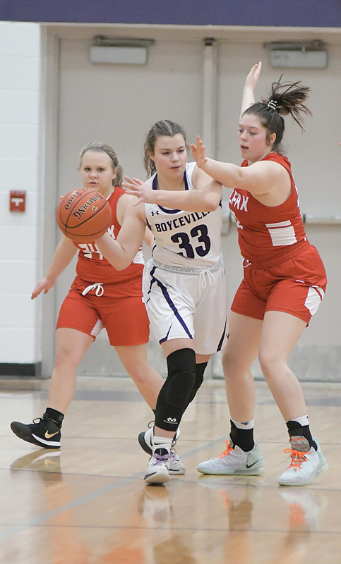 THE BULLDOGS’ Abby Schlough (#33) looked to pass the ball during a December 17 home game versus Colfax. Schlough posted three points in the 59-24 loss to the Vikings. —photo by Shawn DeWitt